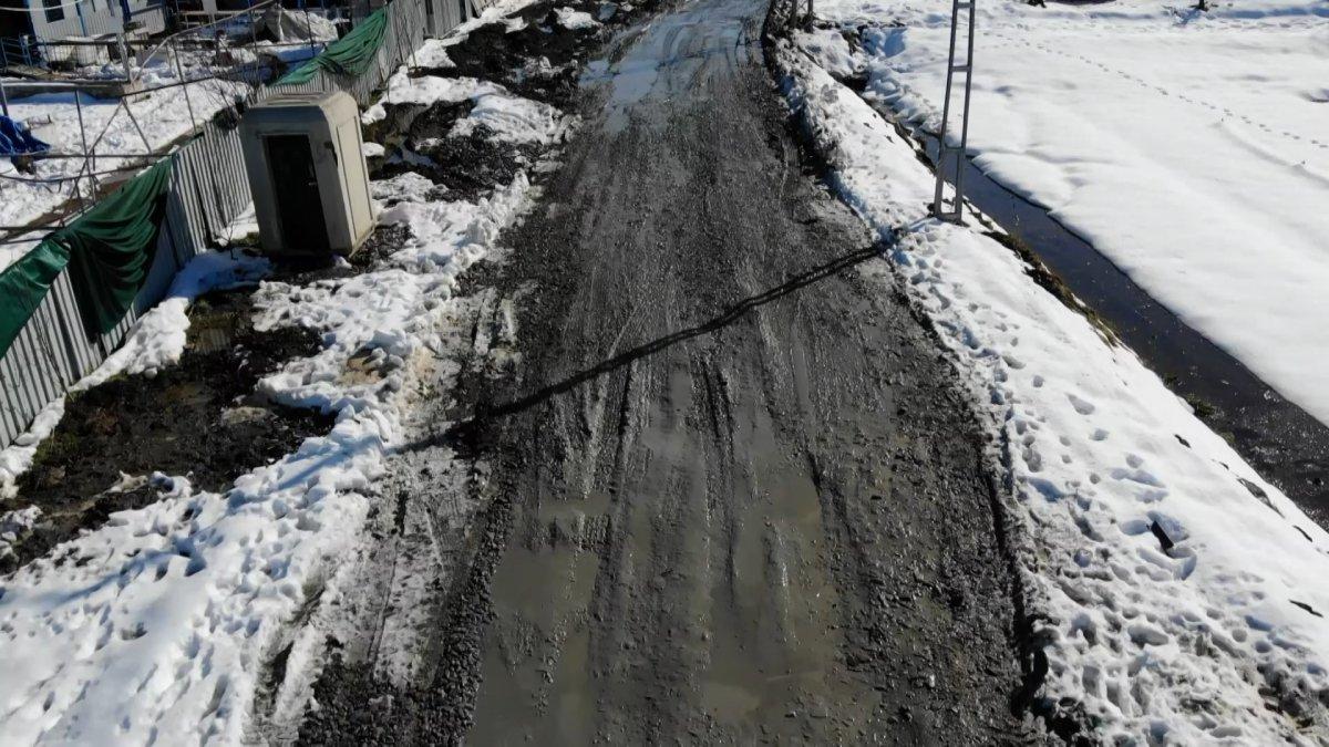 Arnavutköy'de yollar, çamur havuzuna döndü