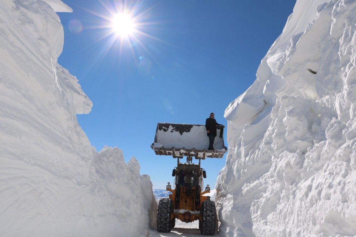 Hakkari'de üs bölgelerinin yolları için tüneller açıldı