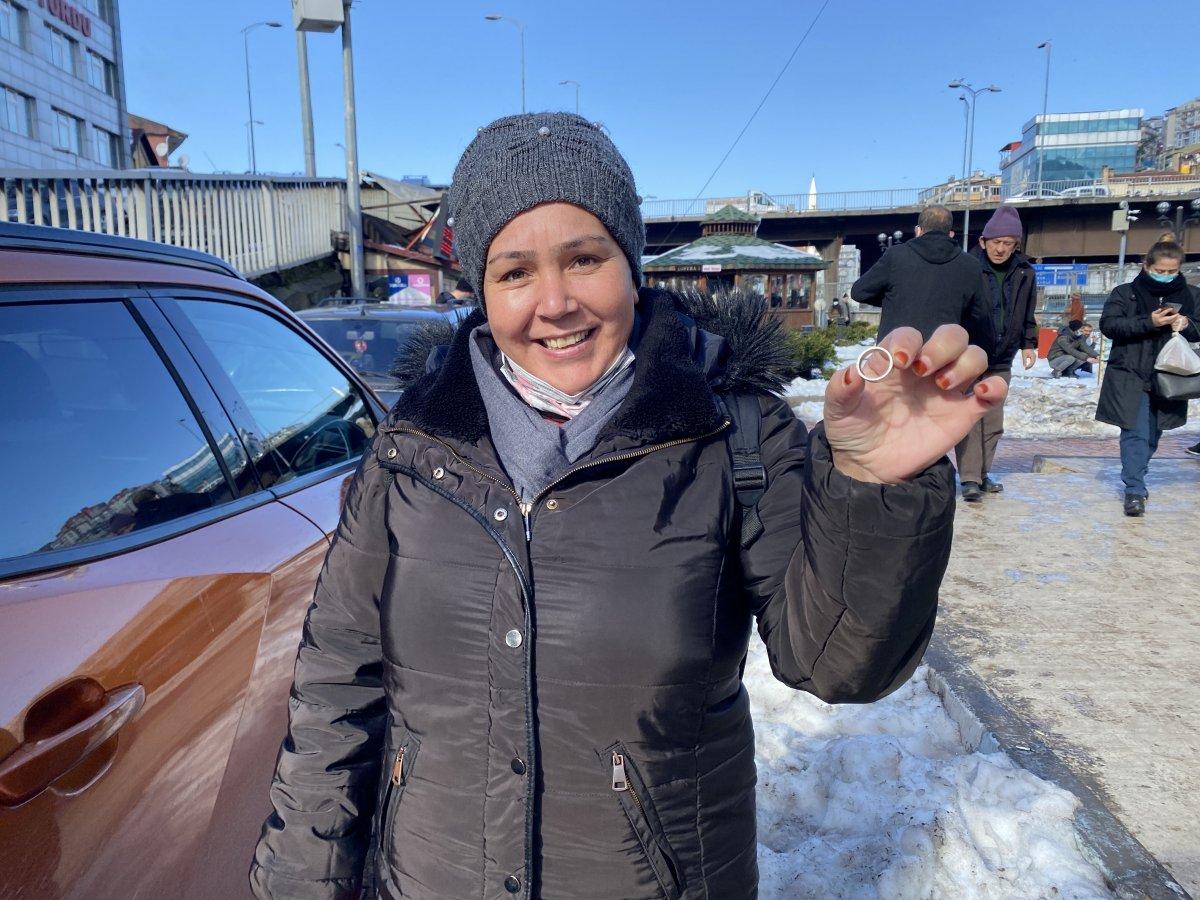 Zonguldak'taki kadın, bulduğu çift alyansını ekiplere teslim etti