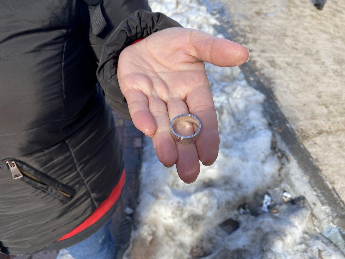 Zonguldak'taki kadın, bulduğu çift alyansını ekiplere teslim etti