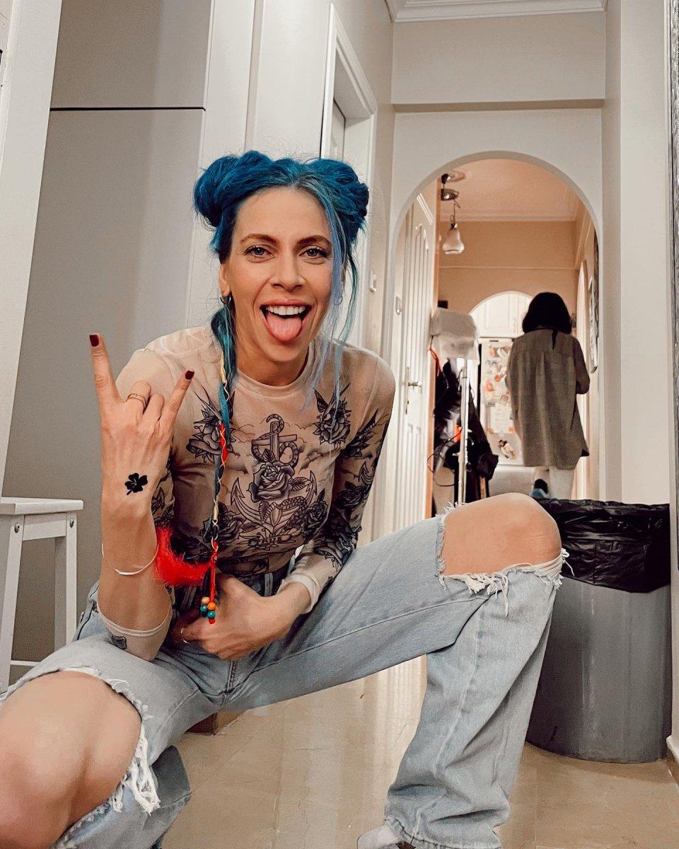 Melis İşiten saçlarını maviye boyattı