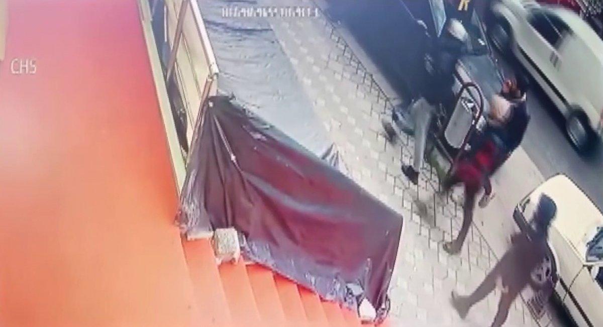 Tuzla'da kavgayı ayırmak isteyen ağabey ile kardeş bıçaklandı