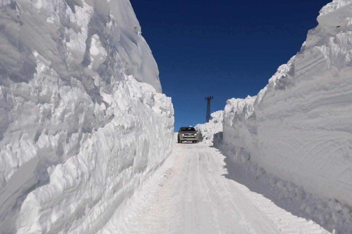 Hakkari'de üs bölgelerinin yolları için tüneller açıldı