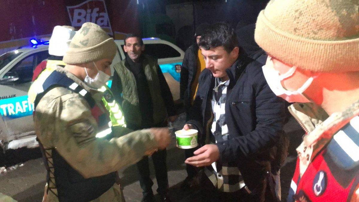 Erzincan’da, yolda kalan sürücülere jandarmadan çorba ikramı
