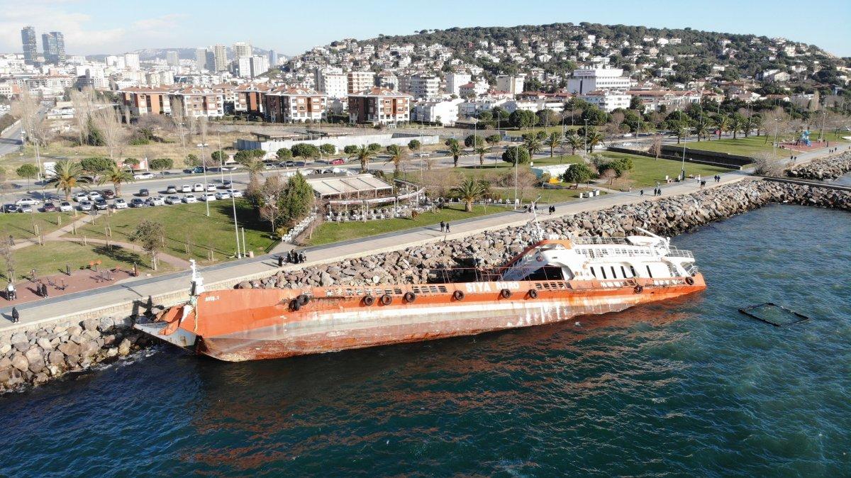 Maltepe'de yan yatan gemi, çocukların oyun alanı oldu