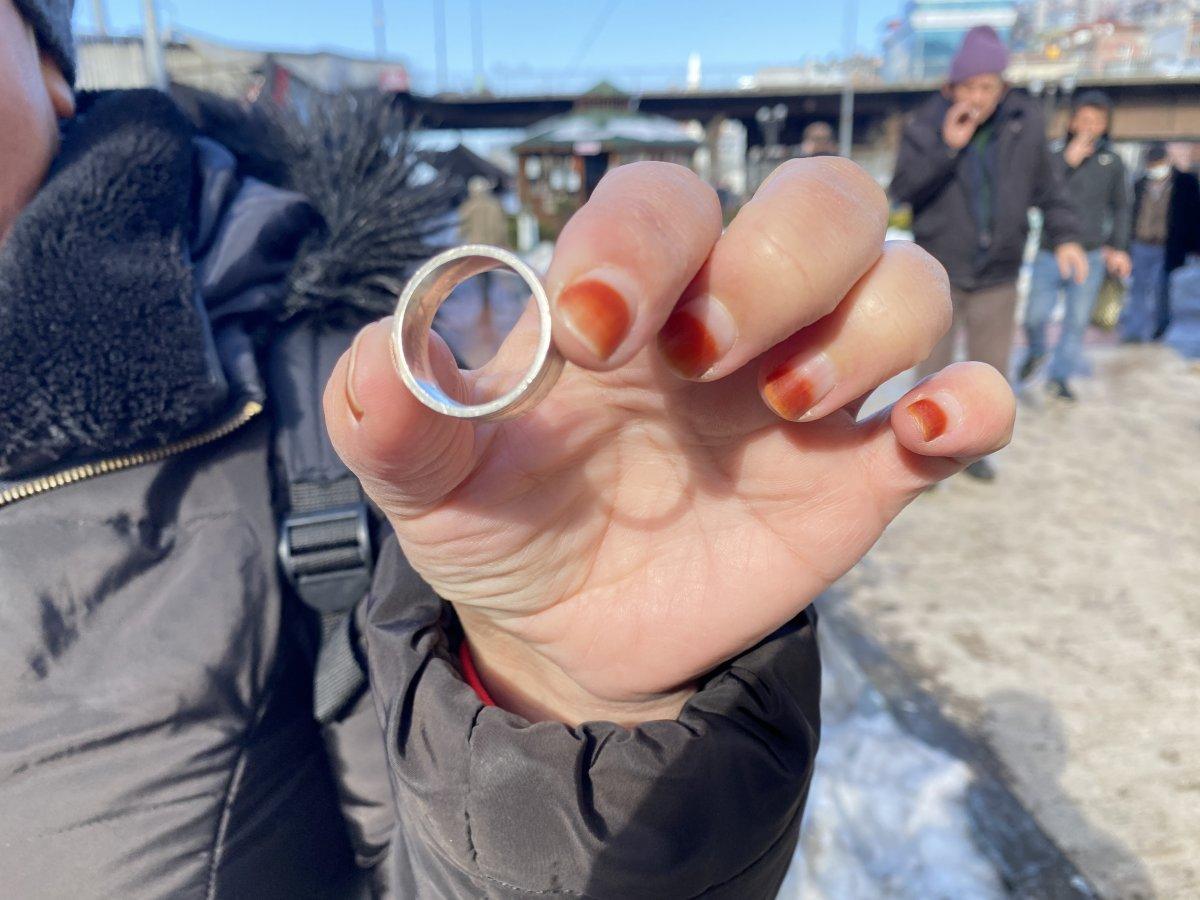 Zonguldak'taki kadın, bulduğu çift alyansını ekiplere teslim etti