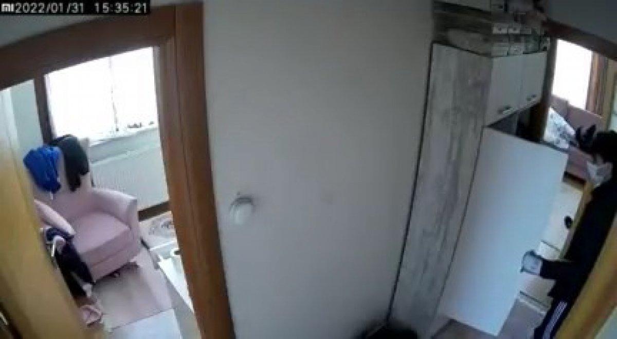 Kartal'da hırsızlar, evin içindeki kameraya takıldı