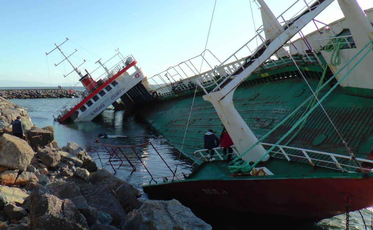 Maltepe'de yan yatan gemi, çocukların oyun alanı oldu
