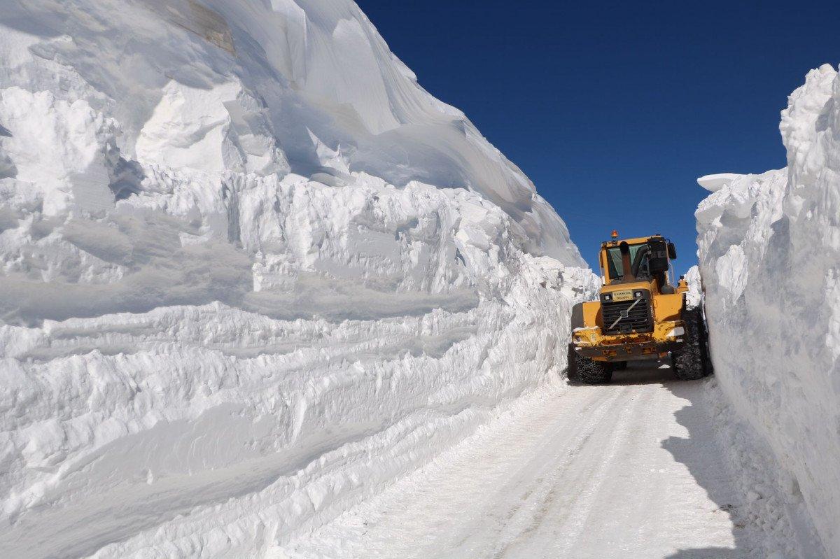 Hakkari'de üs bölgelerinin yolları için tüneller açıldı