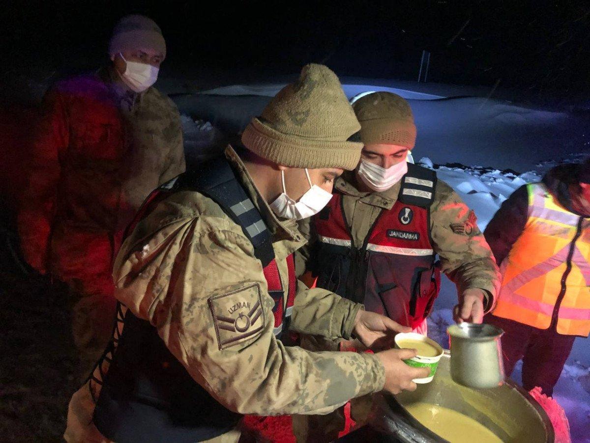 Erzincan’da, yolda kalan sürücülere jandarmadan çorba ikramı
