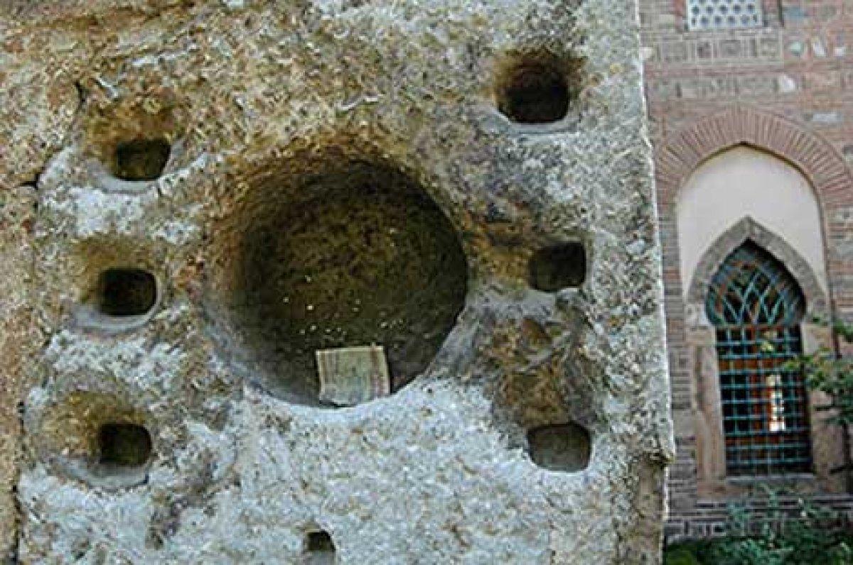 Yardımlaşmanın zerafet abideleri SADAKA TAŞLARI