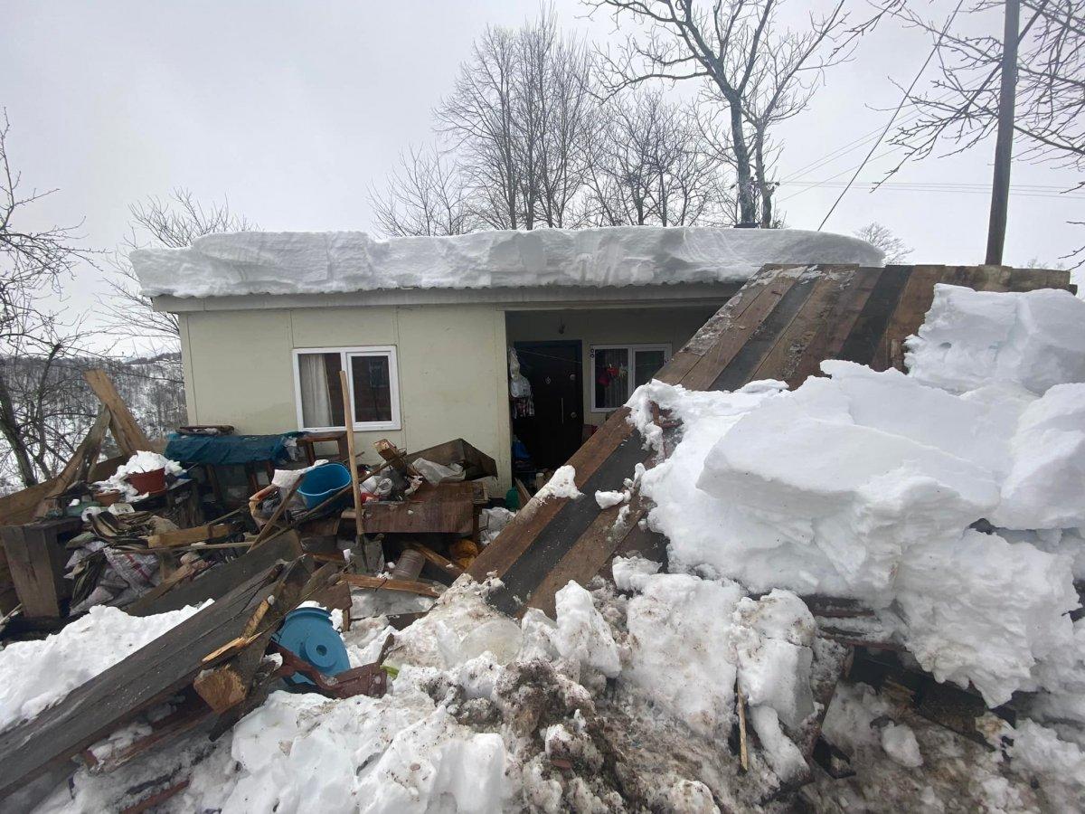 Ordu'da kar ağırlığına dayanamayan balkon çöktü