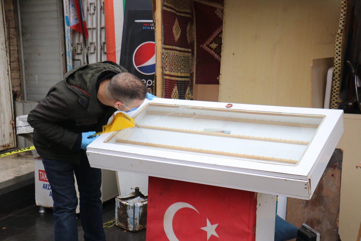 Malatya'da müşteri, seyyar telefoncuyu bacağından vurdu