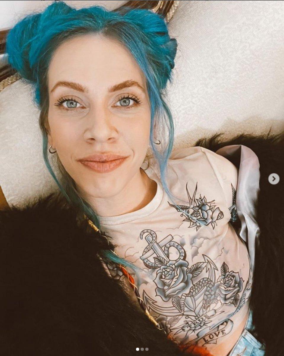 Melis İşiten saçlarını maviye boyattı