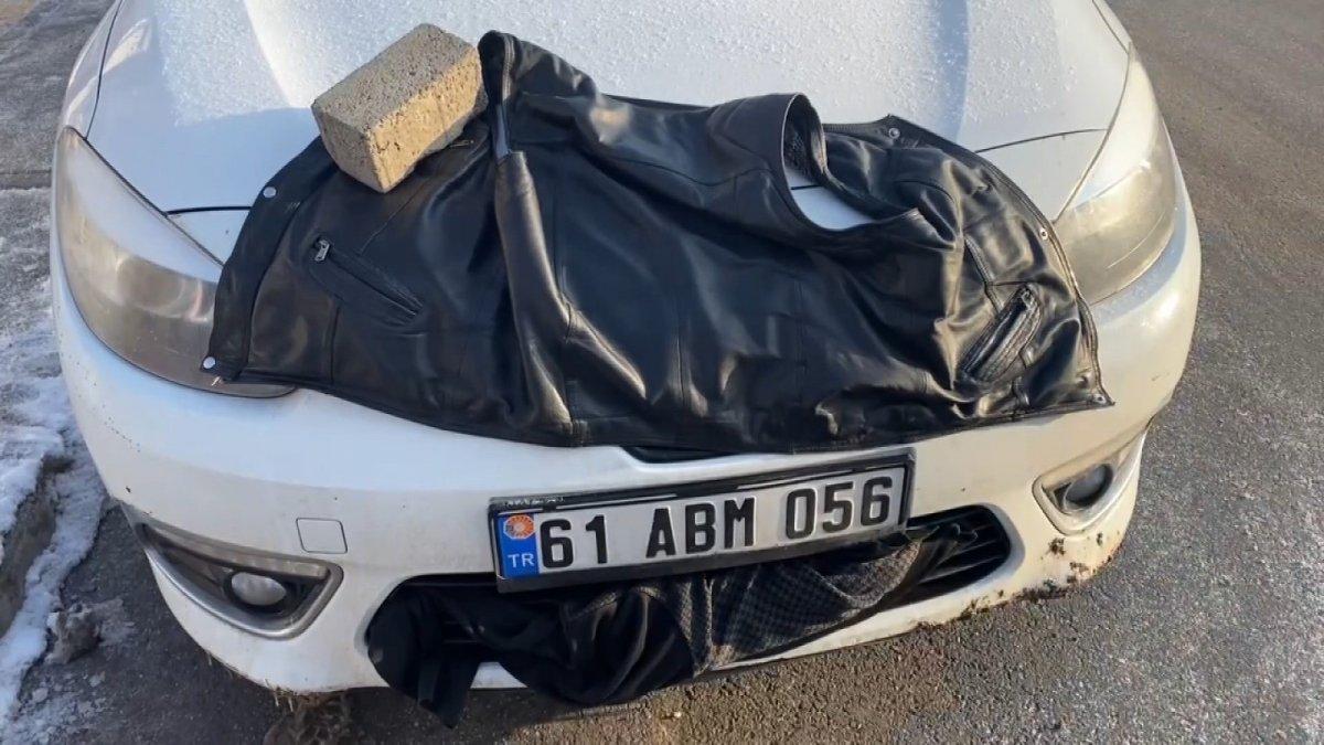 Muş'a gelen vatandaşın aracını ısıtma yöntemi