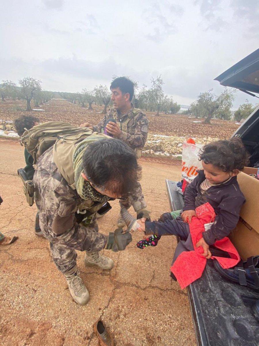 Türk polisi, Suriye'de üşüyen çocukları giydirdi
