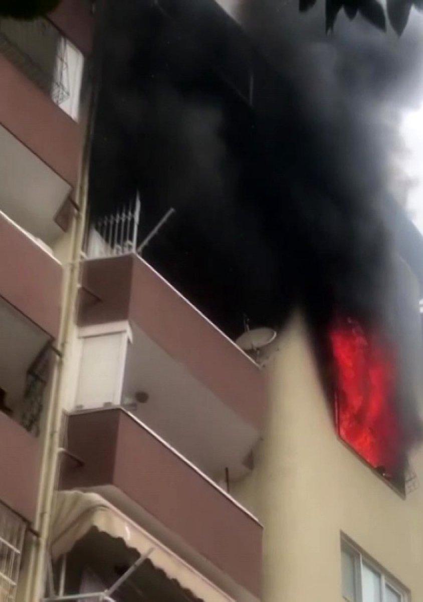 Adana'da dehşet: Çocuklarının bulunduğu evi ateşe verdi