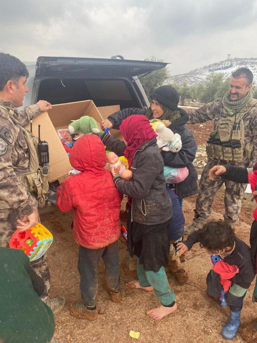 Türk polisi, Suriye'de üşüyen çocukları giydirdi