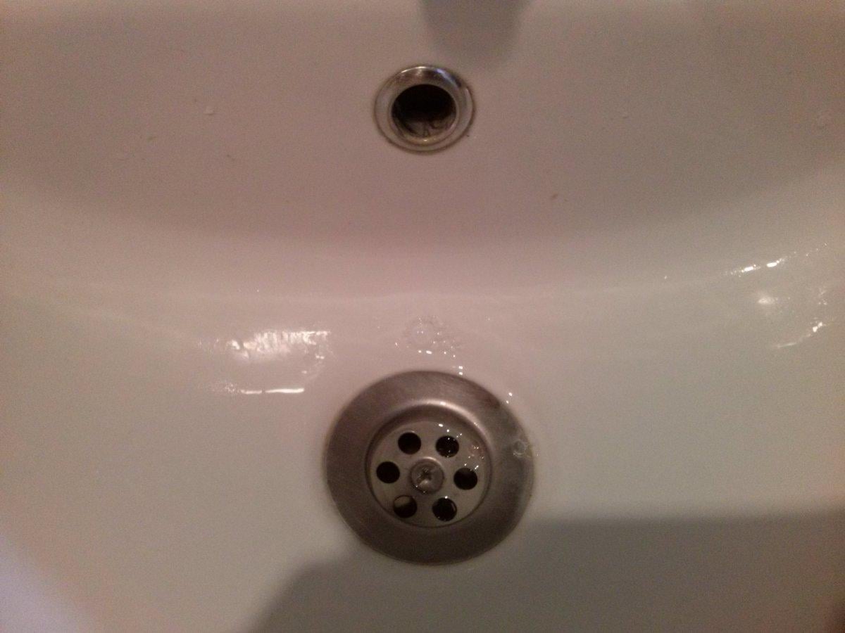 Açıklıyoruz: Lavabolardaki küçük delik neden var