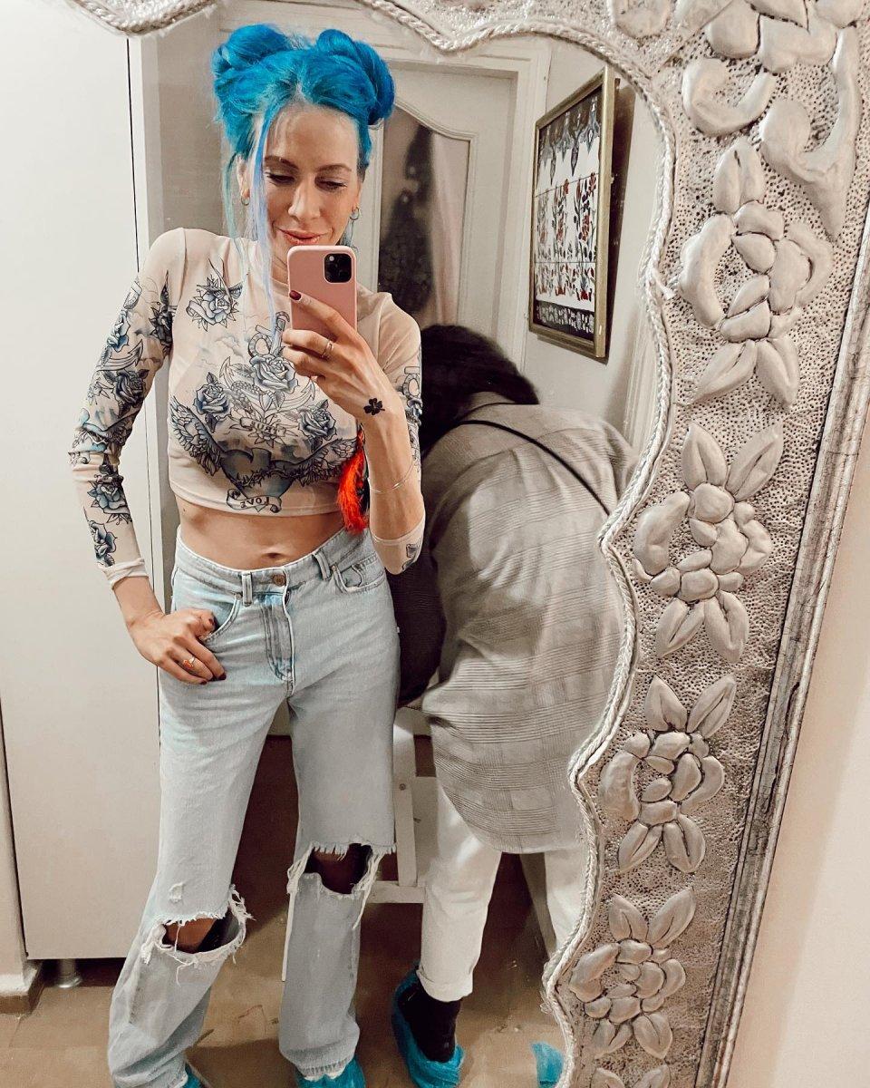 Melis İşiten saçlarını maviye boyattı