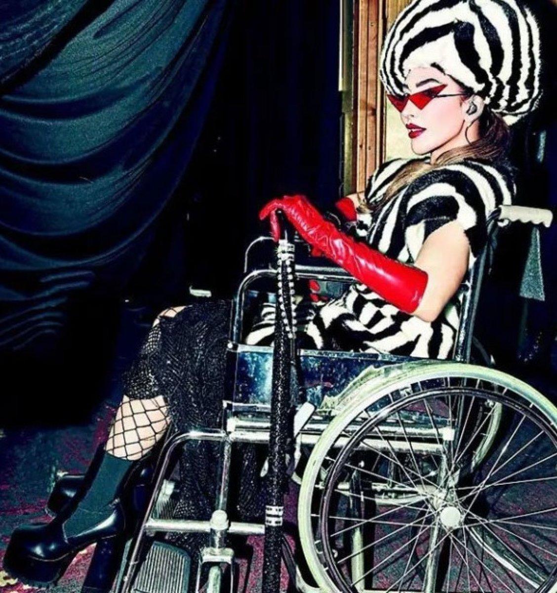 Hande Yener, kırık parmakla konser verdi