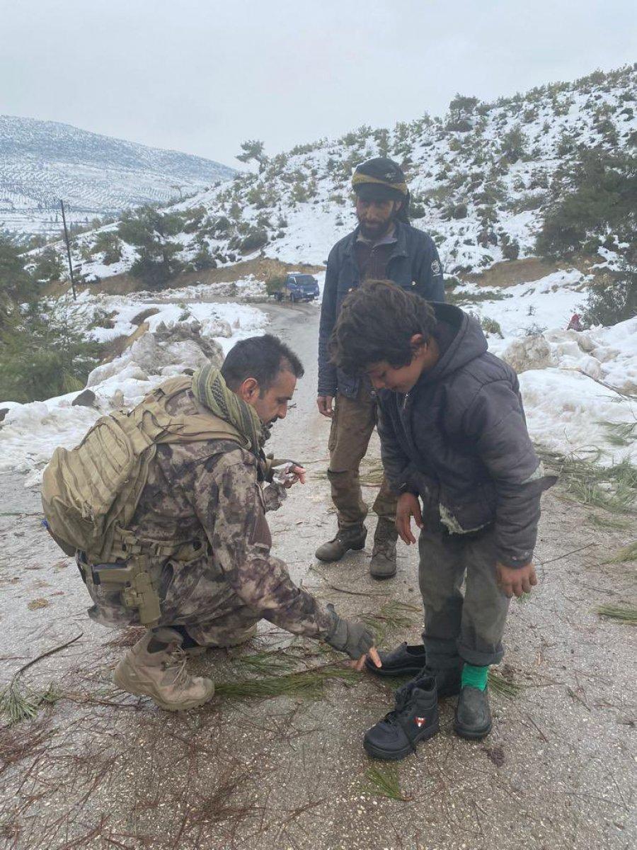 Türk polisi, Suriye'de üşüyen çocukları giydirdi