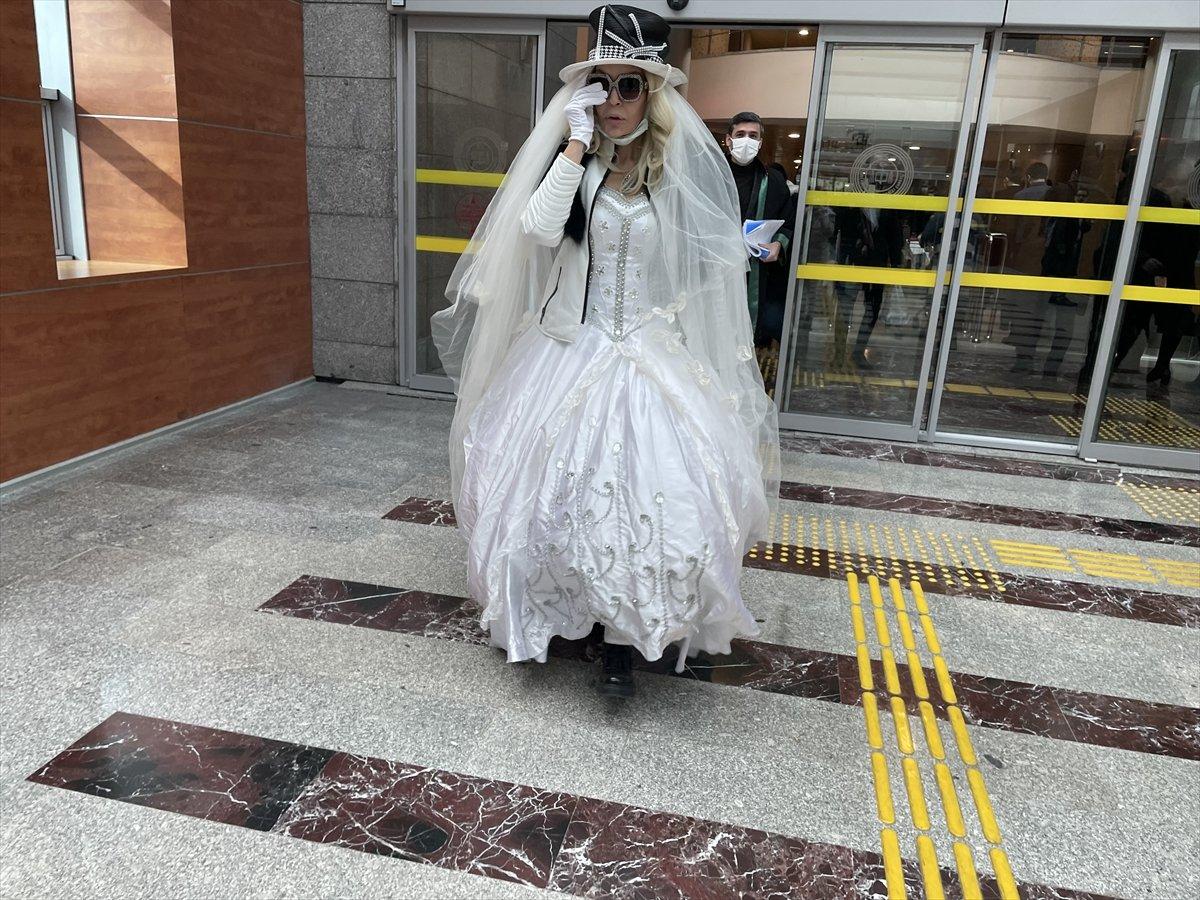 'Sisi' lakaplı Seyhan Soylu sanık olduğu duruşmaya gelinlikle katıldı