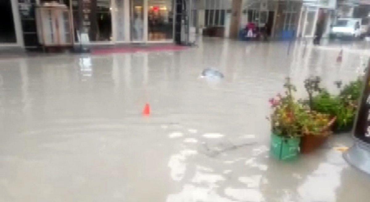 İzmir'de yağış sonrası iş yerlerini su bastı
