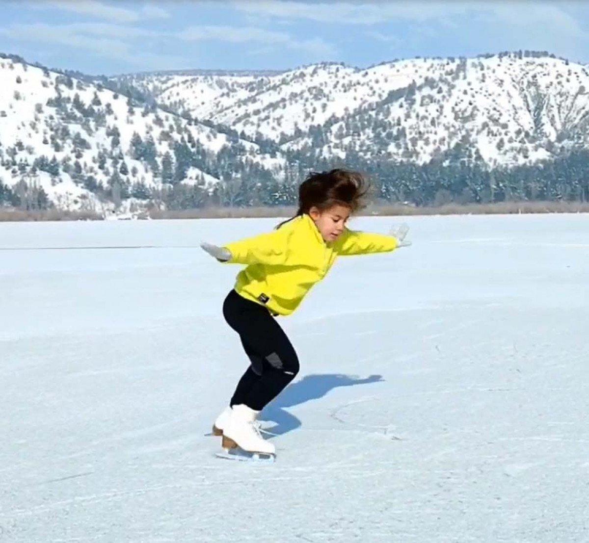 Ankara'da 6 yaşındaki çocuk Eymir Gölü'nde paten yaptı