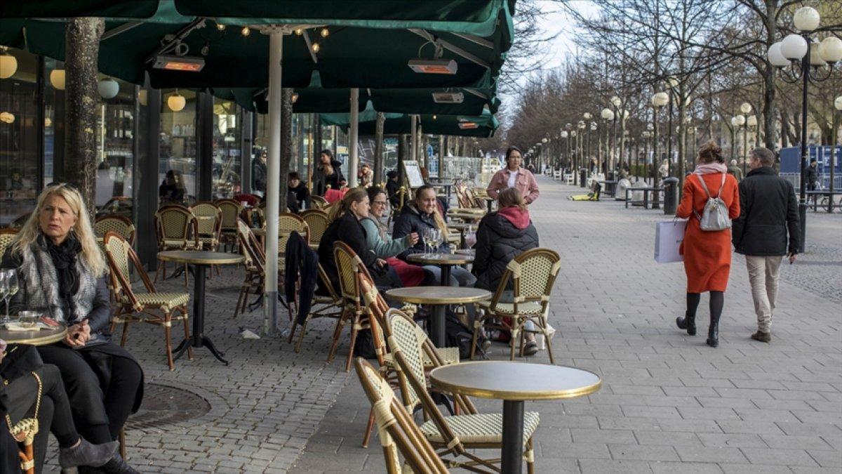 Avrupa, Omicron'la rekor vaka artışlarına rağmen salgın önlemlerini kaldırdı