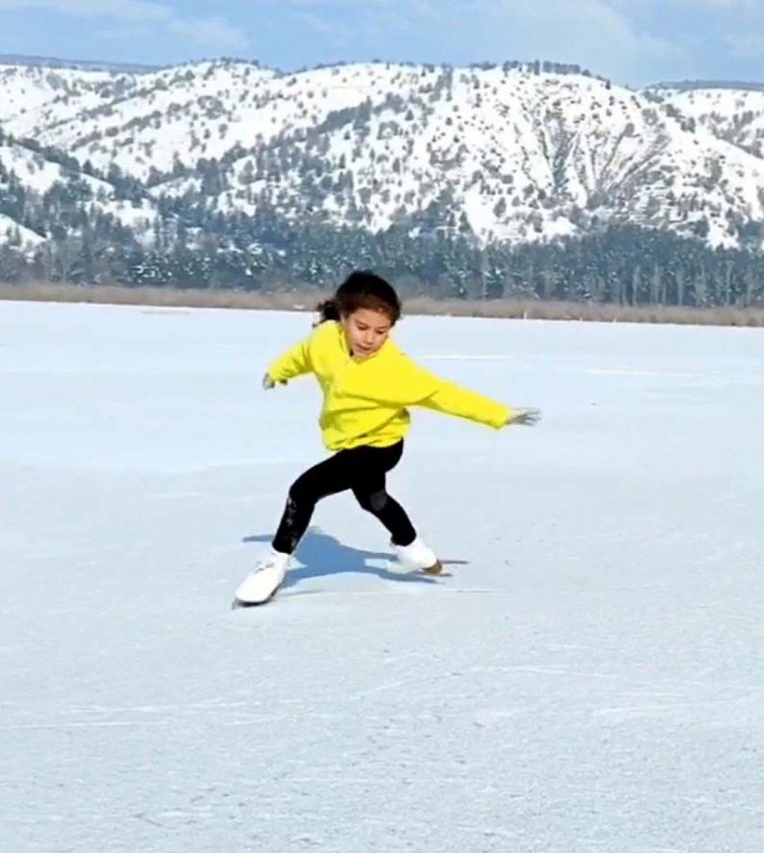 Ankara'da 6 yaşındaki çocuk Eymir Gölü'nde paten yaptı