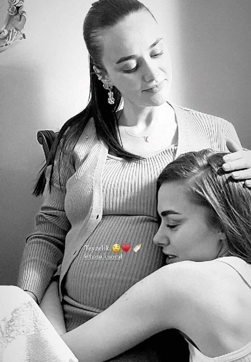 Hande Soral'dan Bensu Soral'lı hamilelik pozu