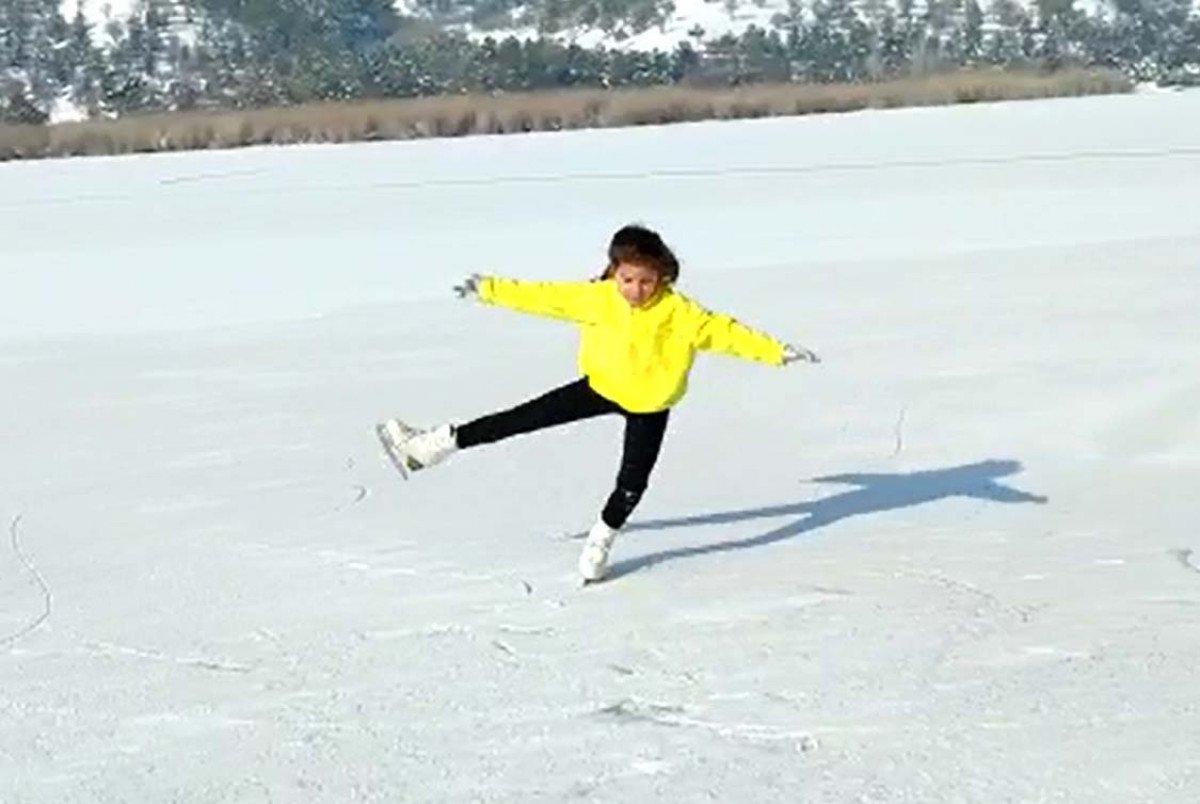 Ankara'da 6 yaşındaki çocuk Eymir Gölü'nde paten yaptı
