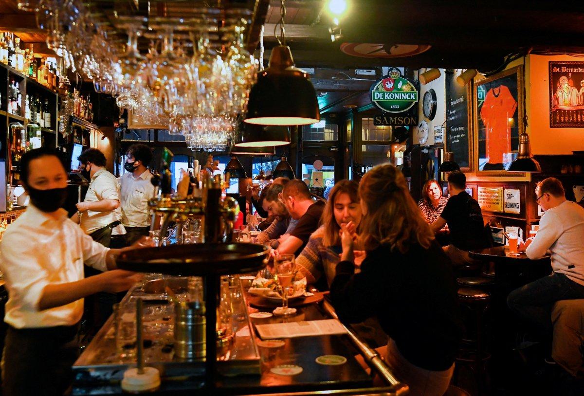 Avrupa, Omicron'la rekor vaka artışlarına rağmen salgın önlemlerini kaldırdı