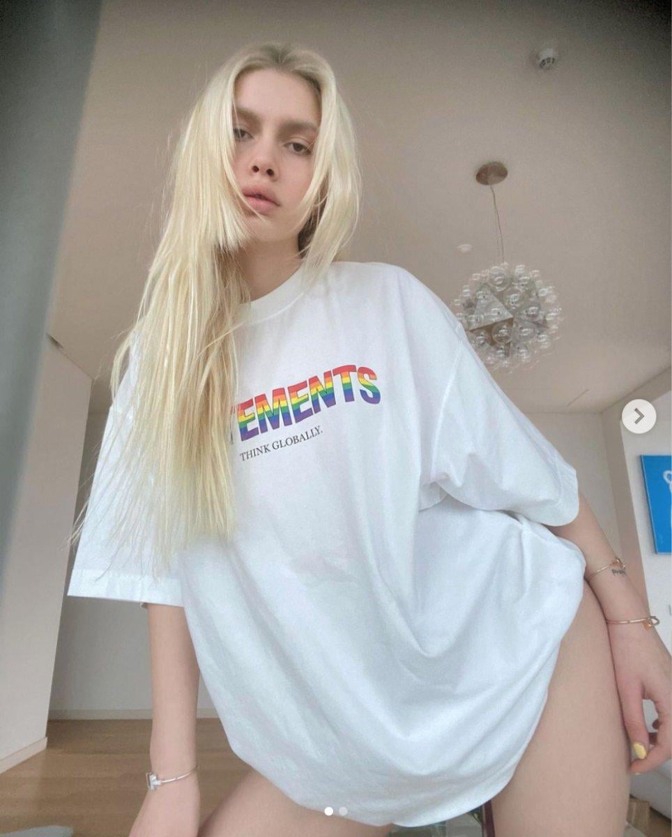 Aleyna Tilki yeni evinde poz verdi