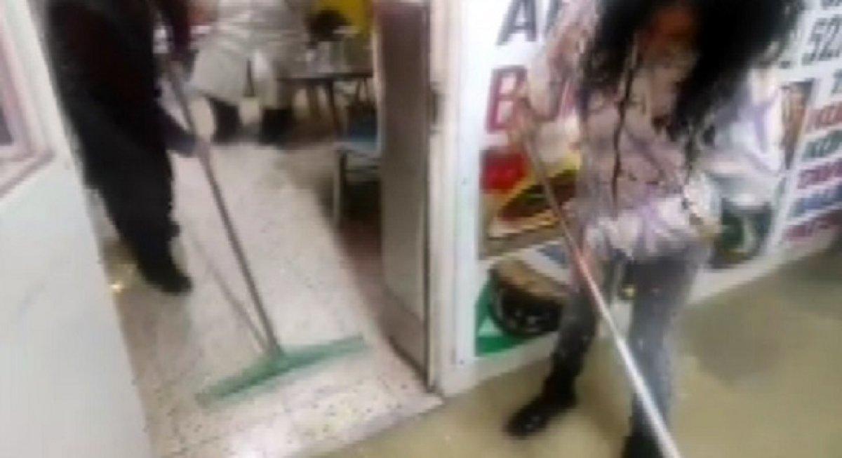 İzmir'de yağış sonrası iş yerlerini su bastı