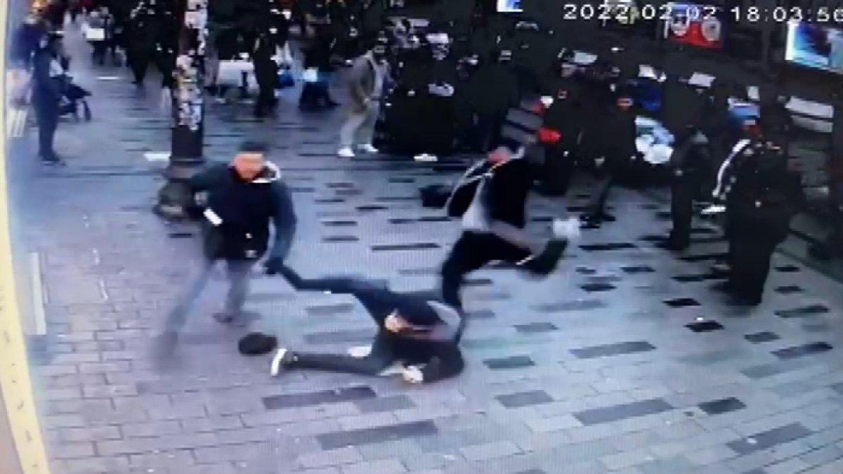 Taksim'de parfüm satıcısı turistin kafasında şişe parçaladı