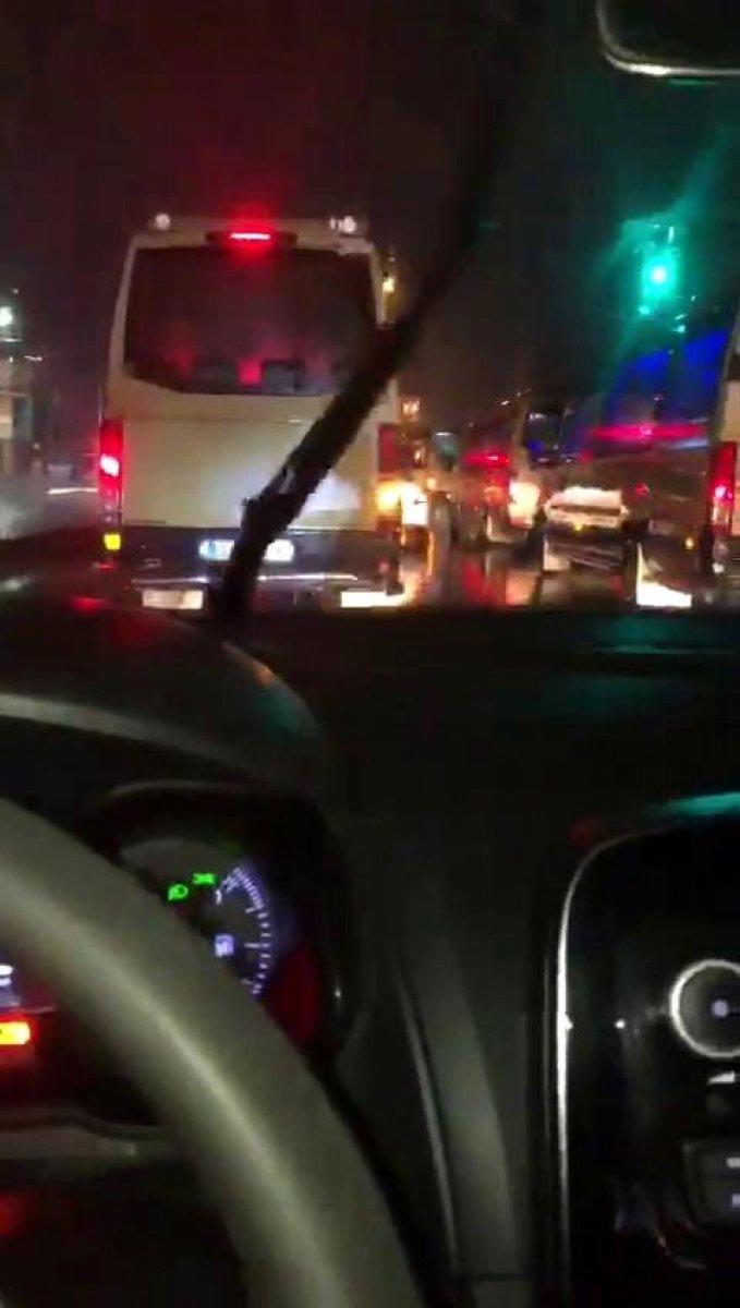 Esenyurt’ta, asker konvoyu alt geçidi kapadı