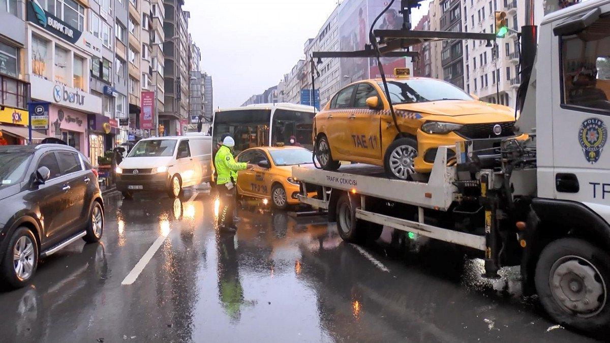 Şişli'de trafik kazası: Taksiler birbirine girdi