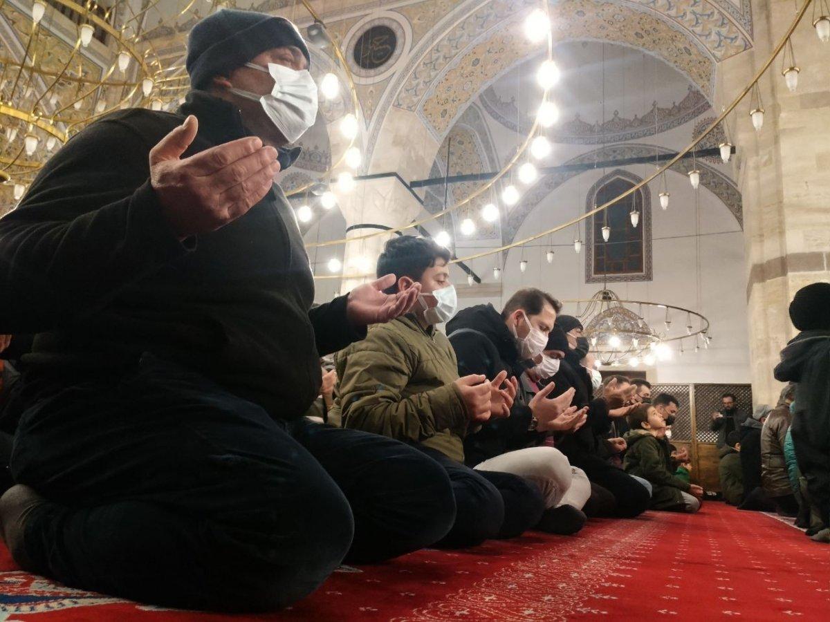 Regaip Kandili yurt genelinde dualarla idrak edildi