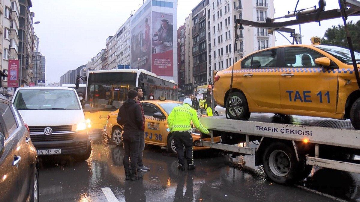 Şişli'de trafik kazası: Taksiler birbirine girdi