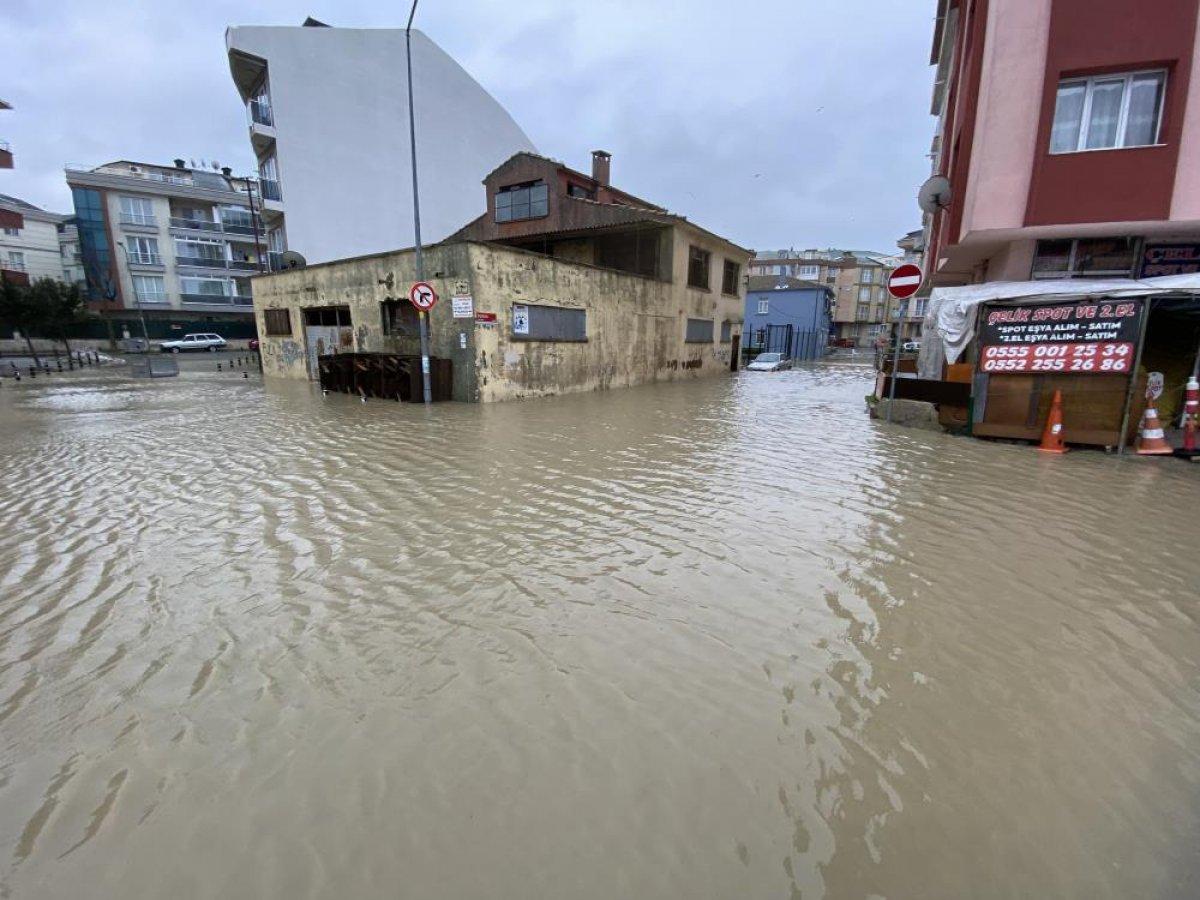 Büyükçekmece’de rögarlar taştı, yollar göle döndü