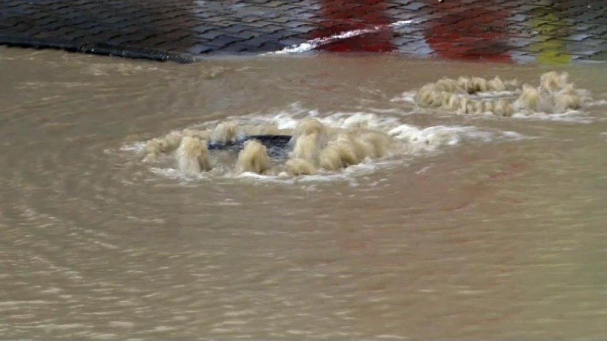 Büyükçekmece’de rögarlar taştı, yollar göle döndü