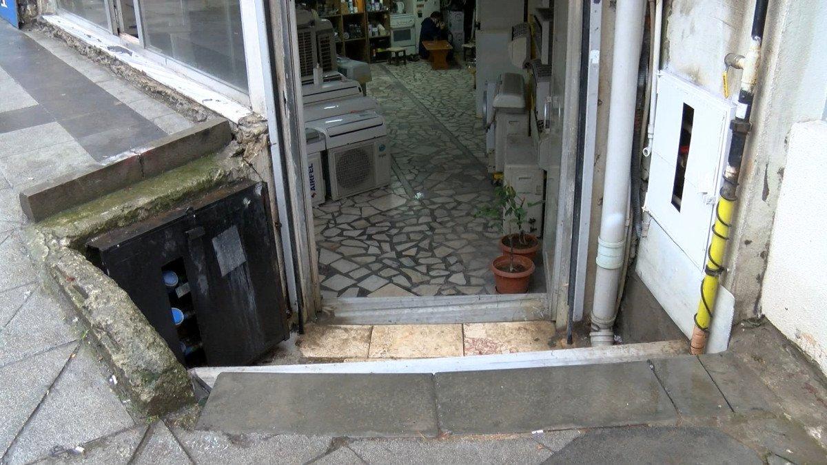 Bağcılar’da sayaçları çalınan iş yerini su bastı