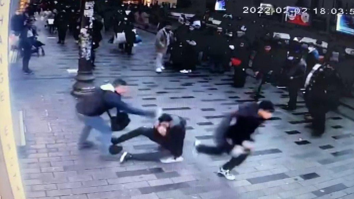 Taksim'de parfüm satıcısı turistin kafasında şişe parçaladı