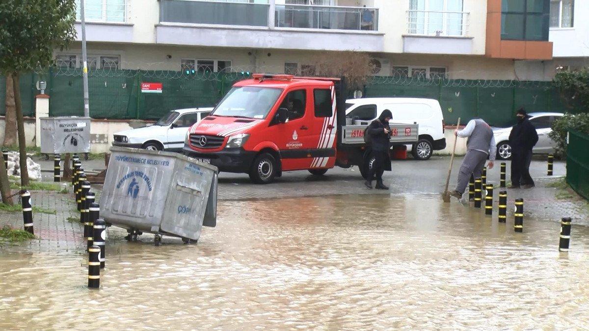 Büyükçekmece’de rögarlar taştı, yollar göle döndü