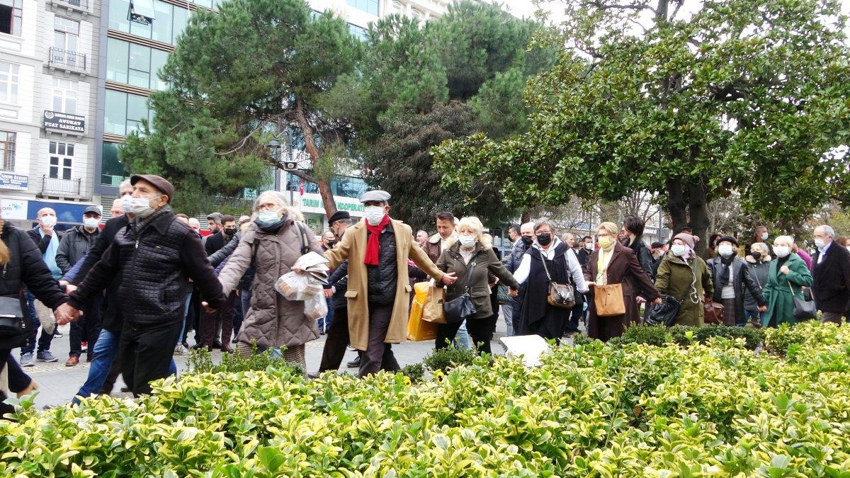 Samsun'daki Atatürk Anıtı'na gidenler, heykel etrafında döndü