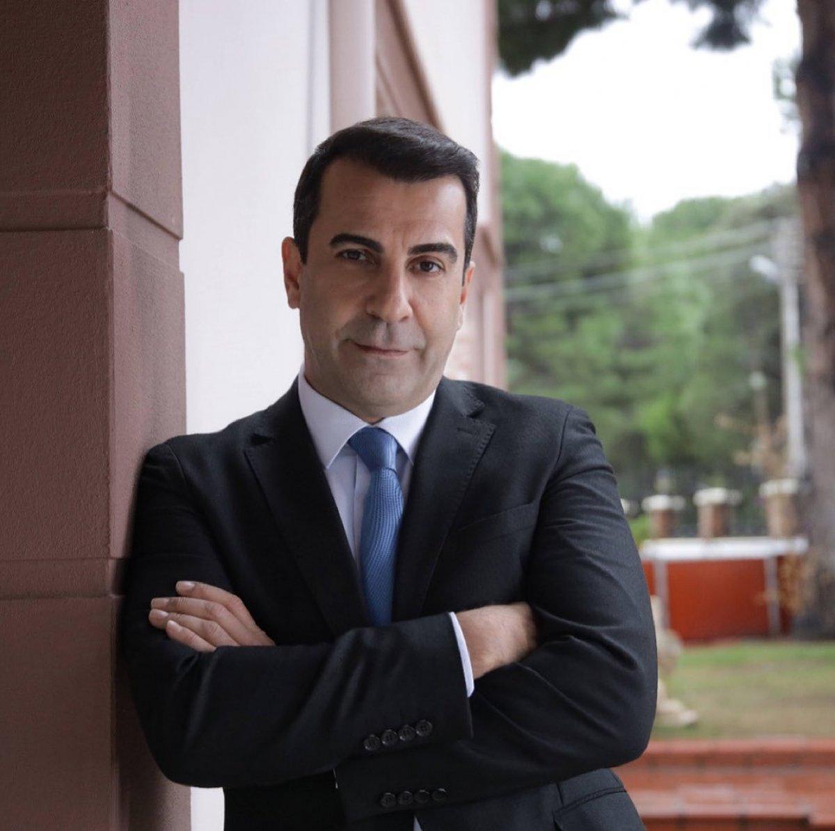 8 gün önce baba olan Emre Karayel, bugün babasını defnetti