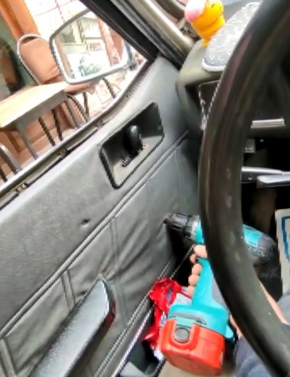 Erzurum'daki sürücü, bozulan cam kolunu matkapla kapattı