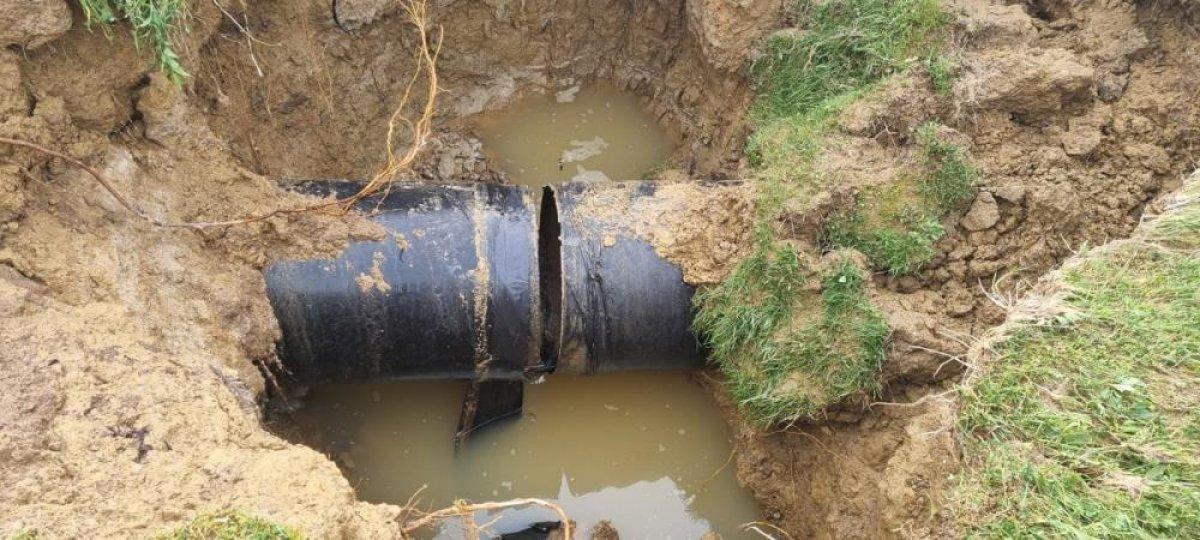 Sinop'ta yaşanan heyelan su borusunu kırdı